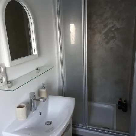 Lovely Rita, דירה *